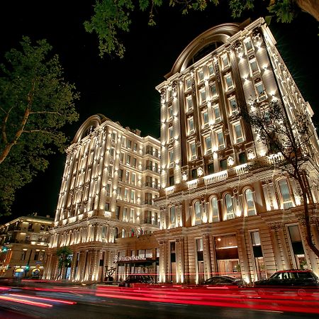 Intercontinental Baku By Ihg Exterior foto The hotel at night