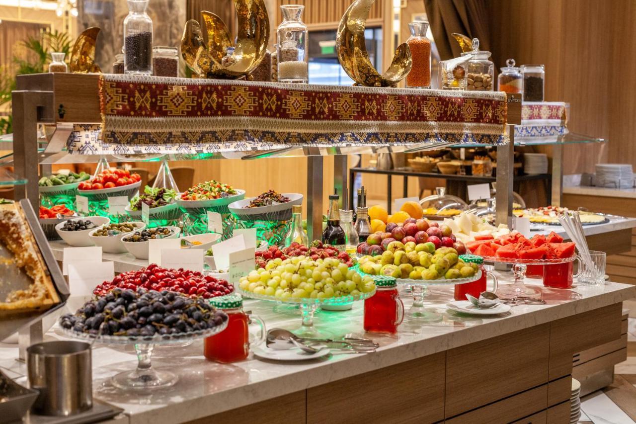 Intercontinental Baku By Ihg Exterior foto A fruit buffet