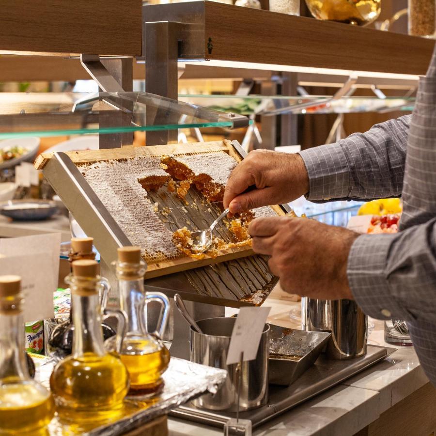 Intercontinental Baku By Ihg Exterior foto A cook grating cheese