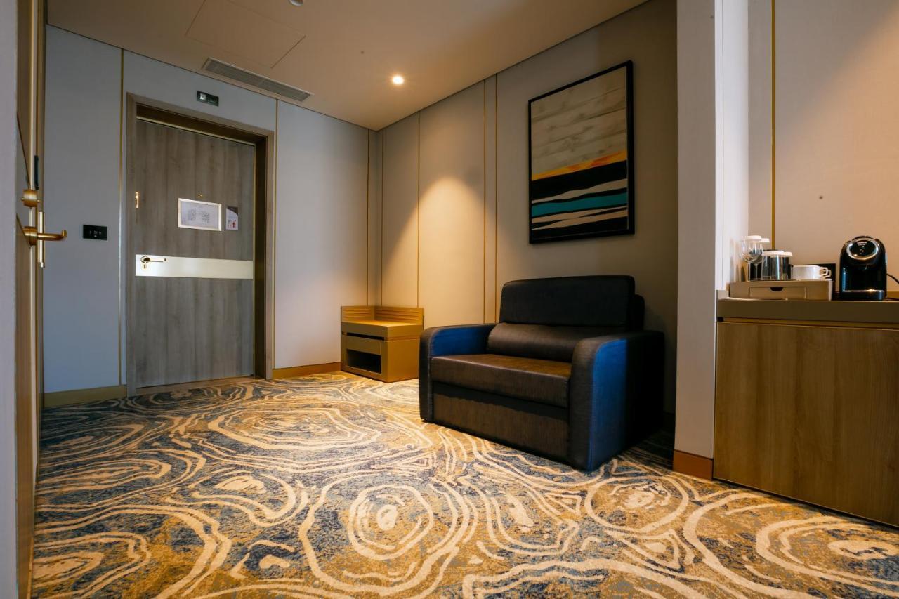 Intercontinental Baku By Ihg Exterior foto Carpet in a hotel room